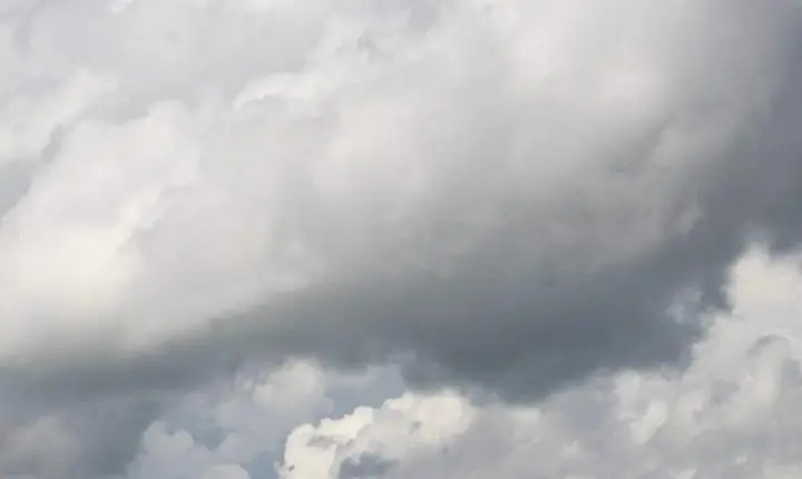 🌤️ Frente fria no RS traz instabilidade e calor para Santa Catarina