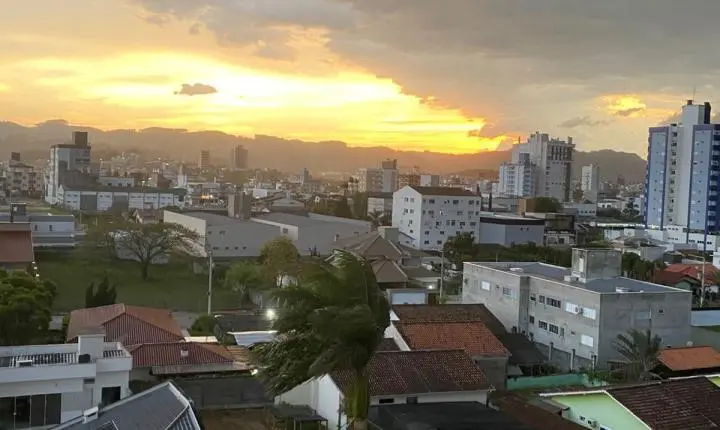 Frente fria traz risco alto a muito alto de tempestades severas, enxurradas e vendaval a Santa Catarina nesta segunda