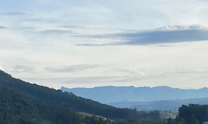 ❄️ Frente fria traz temporais e abre caminho para nova onda de frio polar com marcas de -3°C e geada ampla em SC