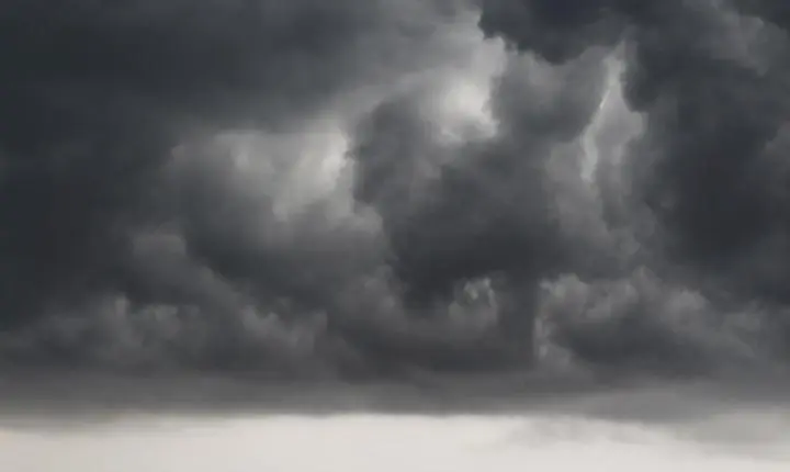 ⛈️ Frente fria traz temporais e queda de temperatura para o feriadão em SC