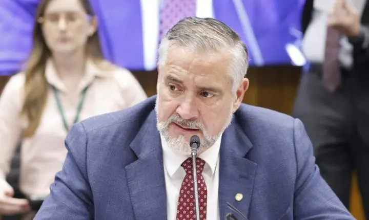 Governo retira pedido de urgência para projeto sobre redução da escala de trabalho