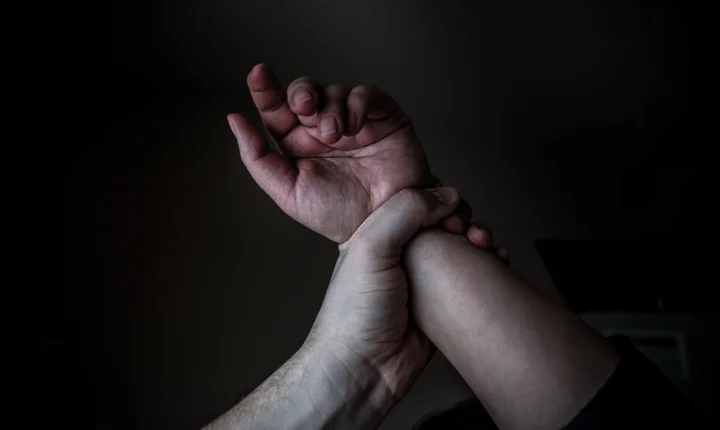 🚔 Homem com mandado de prisão é detido após ameaçar companheira