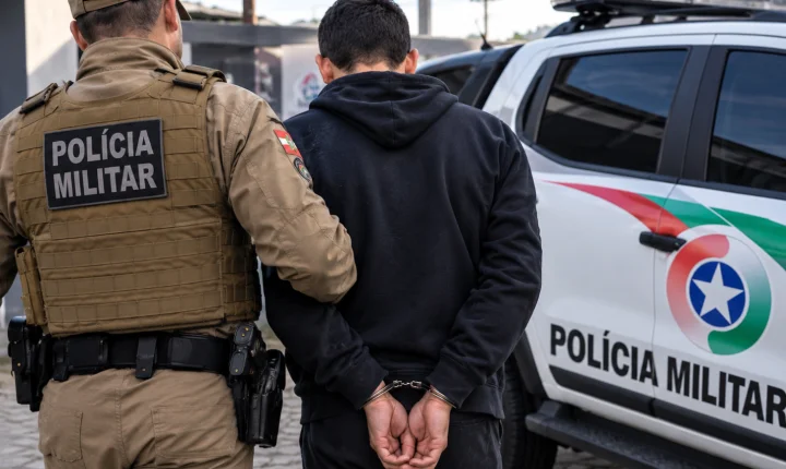 Homem de 34 anos é preso pela Polícia Militar com mandado ativo por tráfico