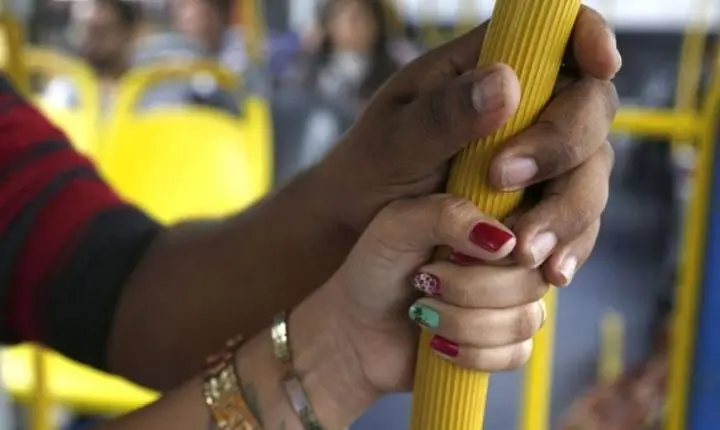 🚔 Homem de 39 anos é preso após agarrar e beijar jovem à força dentro de ônibus em Içara