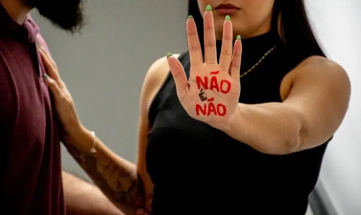 🚔 Homem de 62 anos é preso por importunação sexual em estabelecimento comercial de Araranguá