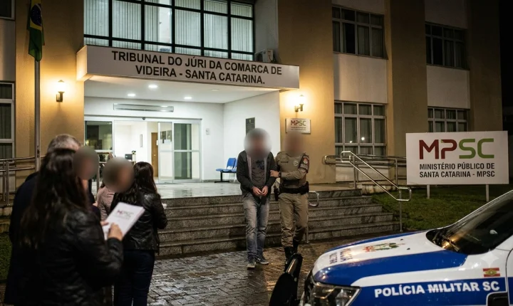 Homem é condenado a 13 anos de prisão por tentar matar colegas de alojamento após briga por volume de TV