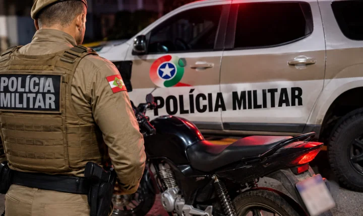Homem é preso pela PM com motocicleta furtada no bairro Esperança, em Laguna