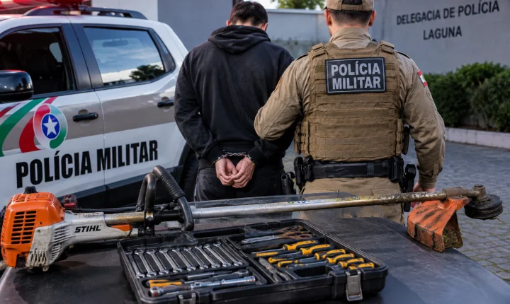 Homem é preso pela Polícia Militar por furto e falsa identidade em Laguna