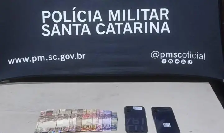 🔍 Homem é preso por tráfico de drogas na Praia do Rosa, em Imbituba