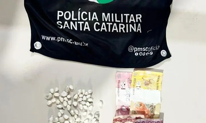 🚨 Homem é preso por tráfico de drogas próximo a creche e escola em Tubarão