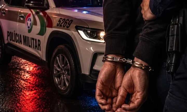 Homem é preso suspeito de assaltar vítima com faca em banheiro do Terminal Urbano