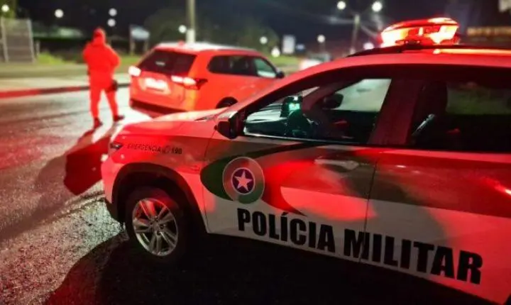 Homem esfaqueia atual de ex-companheira e descumpre medida protetiva