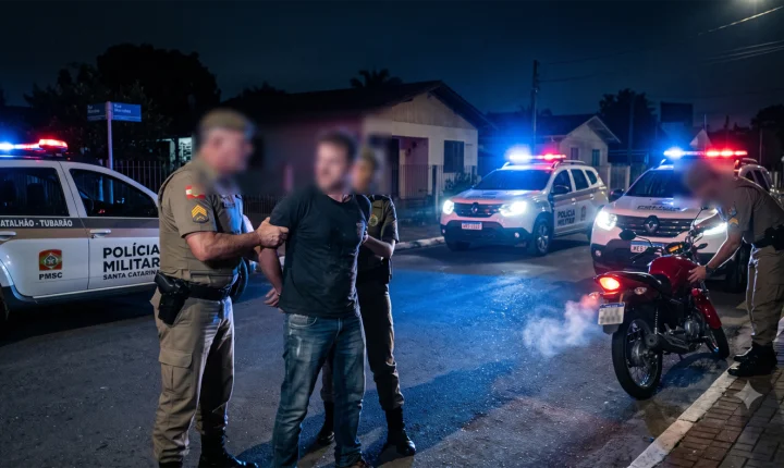 Homem na contramão quase colide com viatura e desafia policiais para briga em Tubarão
