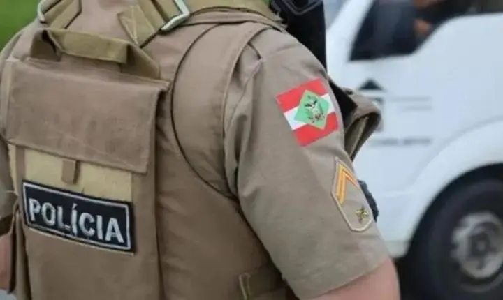 Homem procurado por homicídio é preso com maconha pela PM em Laguna
