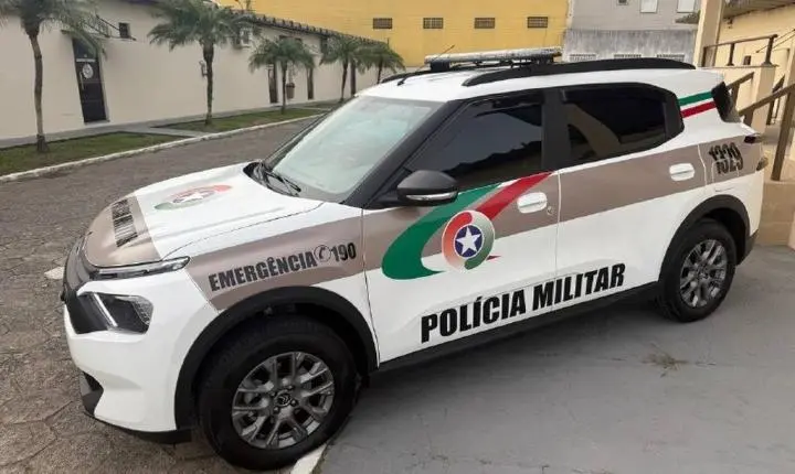 Homem procurado por receptação tenta fugir para a mata, mas é preso em Laguna