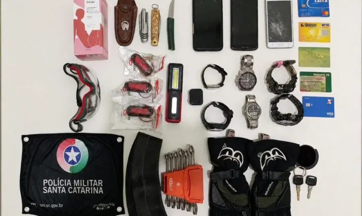 🚔 Homem saído do presídio há dez dias é flagrado com moto furtada e celulares escondidos