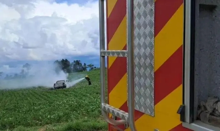 🚨 Homem tenta atropelar bombeiros com trator e é baleado pela PM em SC