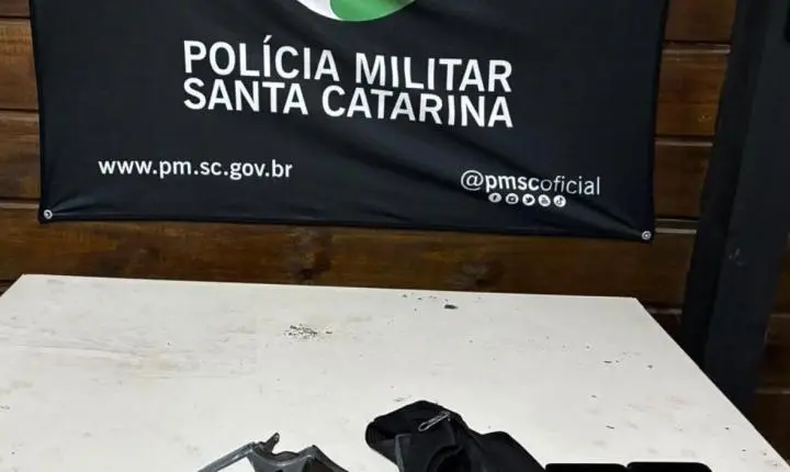 Homem tenta fugir da PM e é preso com revólver calibre .32 e crack em Laguna