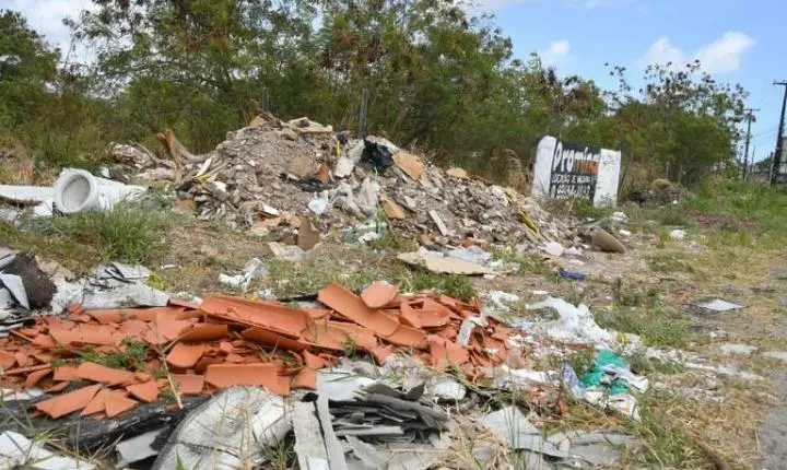 🛢️ Homens em carro com reboque invadem terreno de empresa e descartam lixo ilegalmente em Braço do Norte