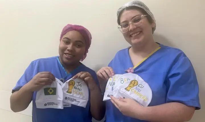 ⚽ Hospital Nossa Senhora da Conceição veste recém-nascidos no clima da Copa com touquinhas artesanais