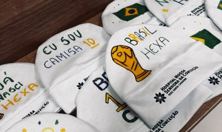 ⚽ Hospital Nossa Senhora da Conceição veste recém-nascidos no clima da Copa com touquinhas artesanais