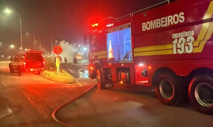 🔥 Incêndio atinge caminhão-tanque da Baly na marginal da BR-101 em Tubarão