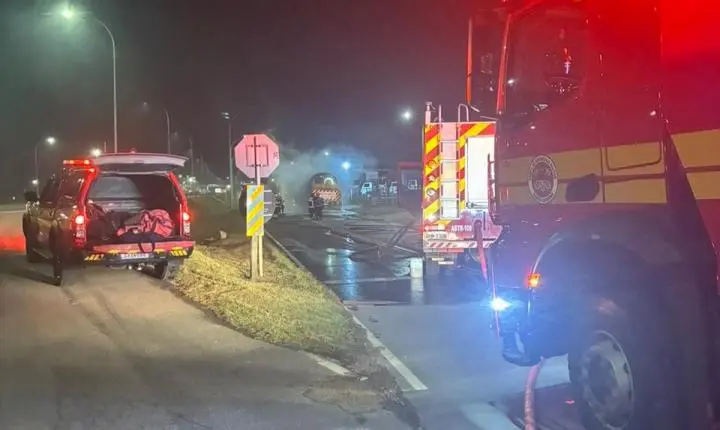 🔥 Incêndio atinge caminhão-tanque da Baly na marginal da BR-101 em Tubarão