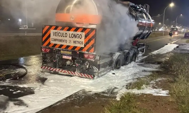 🔥 Incêndio atinge caminhão-tanque da Baly na marginal da BR-101 em Tubarão