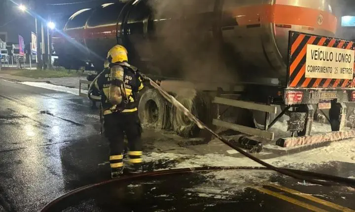 🔥 Incêndio atinge caminhão-tanque da Baly na marginal da BR-101 em Tubarão