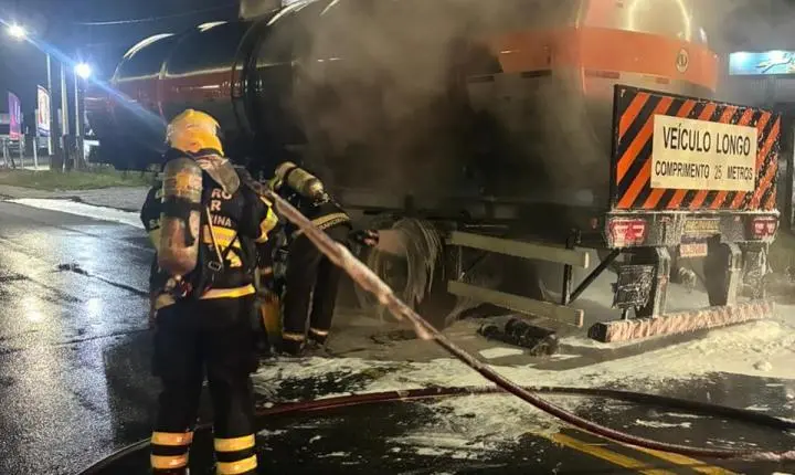 🔥 Incêndio atinge caminhão-tanque da Baly na marginal da BR-101 em Tubarão