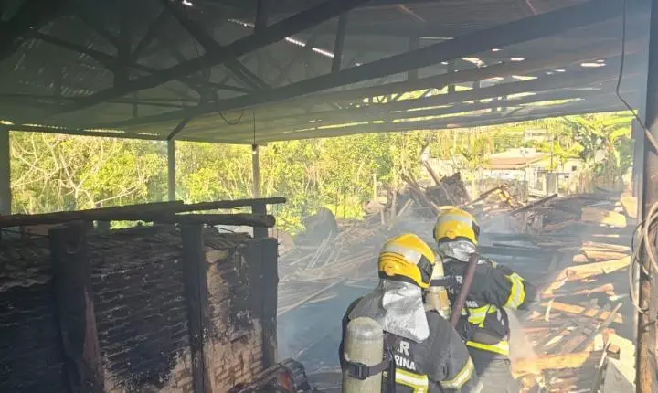 🏭 Incêndio atinge fábrica de vasos de cerâmica e mobiliza Corpo de Bombeiros em Tubarão
