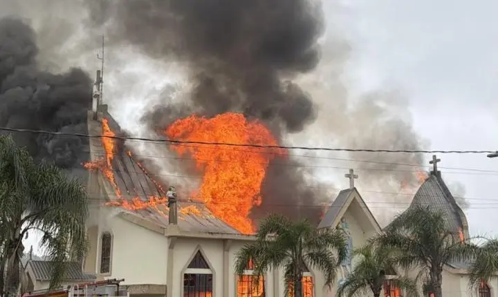 Incêndio atinge Igreja Matriz de Treze de Maio no Sul de Santa Catarina