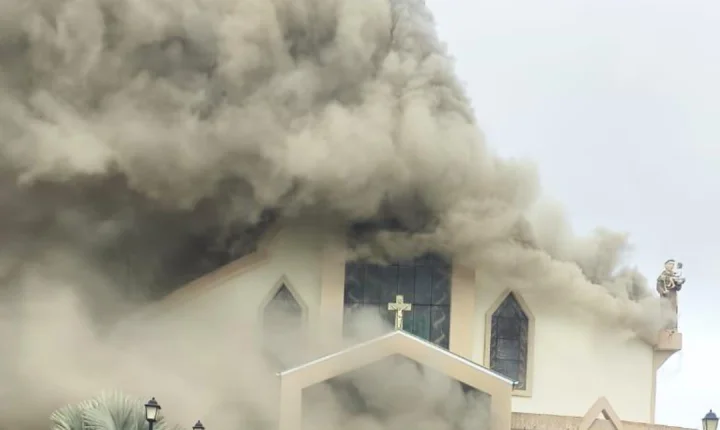 Incêndio atinge Igreja Matriz de Treze de Maio no Sul de Santa Catarina