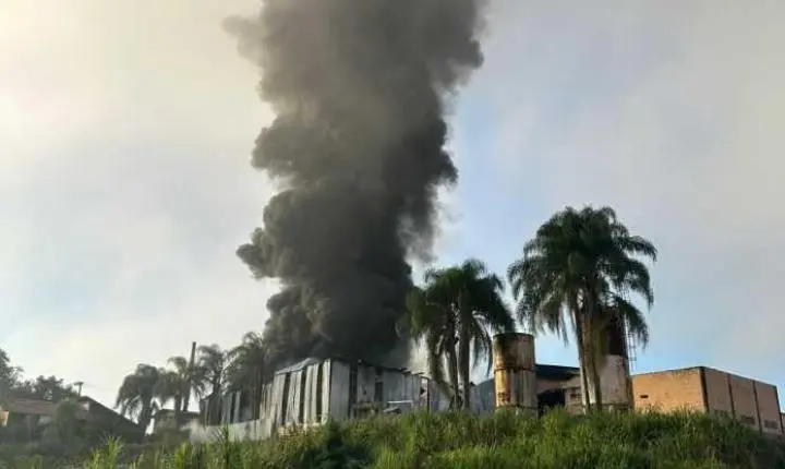 🚒 Incêndio de grandes proporções atinge empresa em São Ludgero