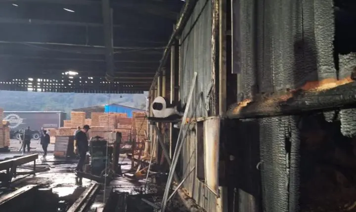 Incêndio de grandes proporções atinge galpão industrial de madeira na madrugada em Braço do Norte