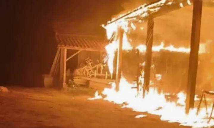 ⚠️ Incêndio de grandes proporções destrói marcenaria e mobiliza bombeiros em Tubarão