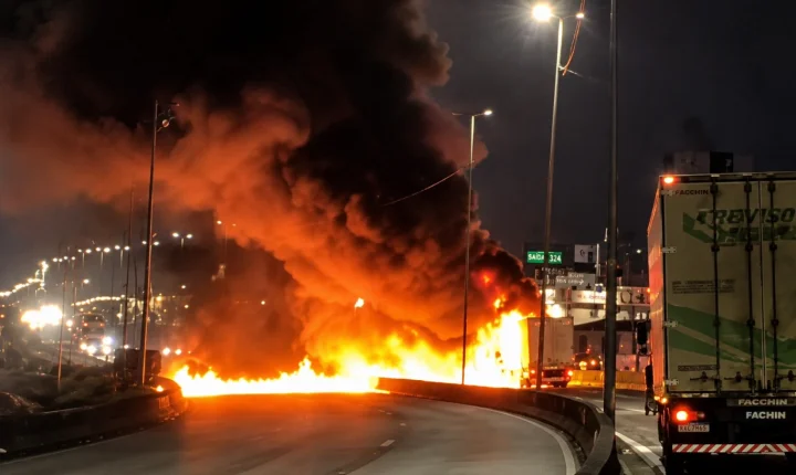 🚚 Incêndio destrói caminhão de carne e fecha totalmente a BR-101 em São José