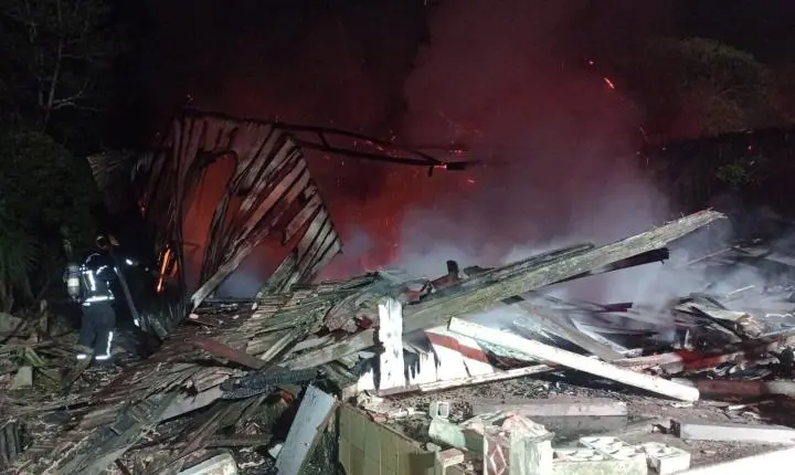 🔥 Incêndio destrói casa de madeira de 80 m² às margens da SC-390 em Tubarão