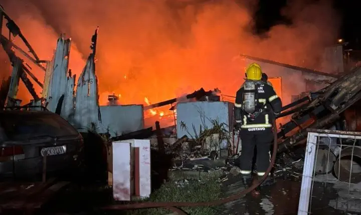 🏠 Incêndio destrói casa de madeira e bombeiros evitam explosão de cilindros de gás em Gravatal