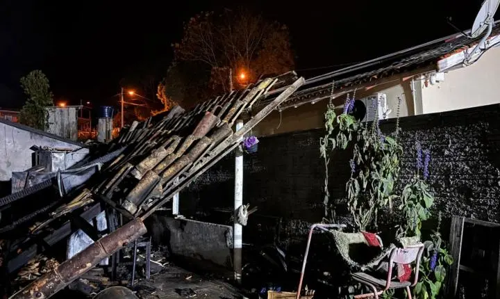 🏠 Incêndio destrói casa de madeira e bombeiros evitam explosão de cilindros de gás em Gravatal