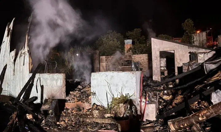 🏠 Incêndio destrói casa de madeira e bombeiros evitam explosão de cilindros de gás em Gravatal