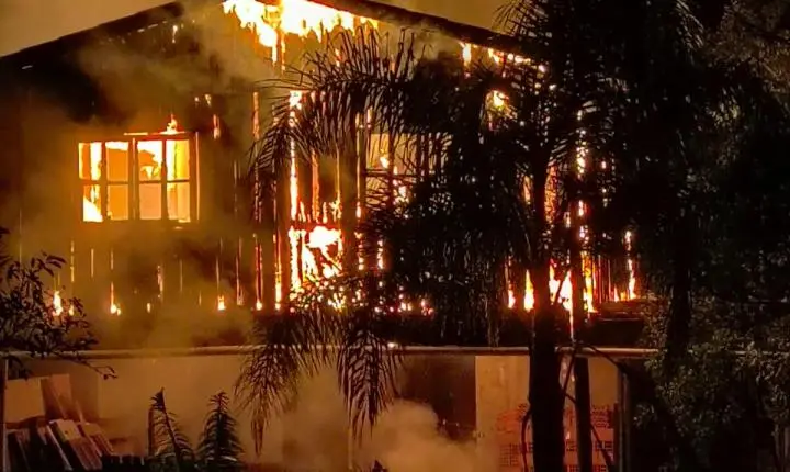 🔥 Incêndio destrói casa de madeira em morro de Garopaba após possível curto-circuito no chuveiro