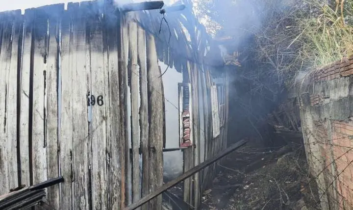📢 Incêndio destrói casa de madeira no bairro Cabeçuda, em Laguna
