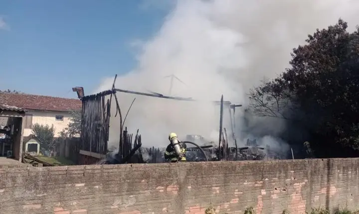 🏠 Incêndio destrói casa de madeira no bairro São Clemente e mobiliza Corpo de Bombeiros em Tubarão