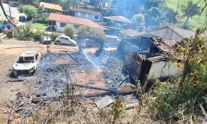 Incêndio destrói casa e atinge veículo no Centro de Santa Rosa de Lima