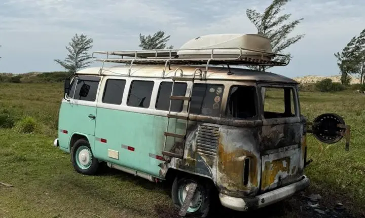 Incêndio destrói Kombi motorhome na Avenida Beira-Mar em Imbituba