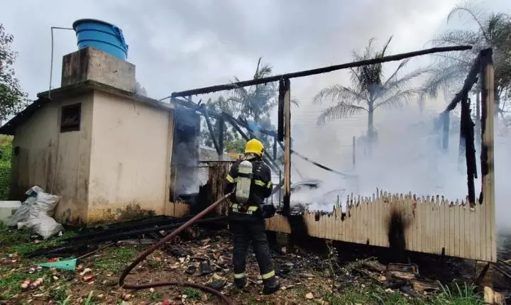 Incêndio destrói residência de madeira no Baixo Pinheiral em Braço do Norte