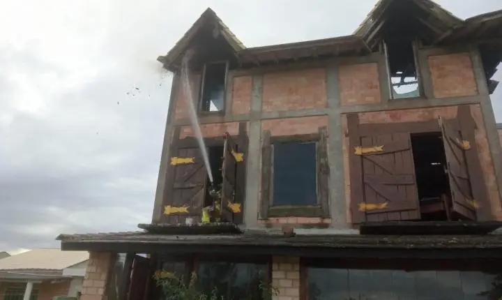 🏠 Incêndio destrói terceiro pavimento de residência e mobiliza bombeiros na Praia do Sol, em Laguna