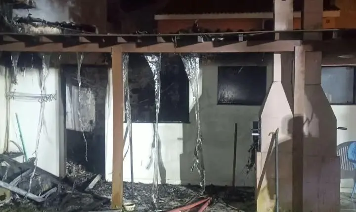 Incêndio em pousada deixa um homem morto e mobiliza socorristas no Centro de Garopaba