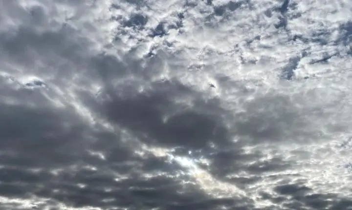Instabilidade e ar frio mantêm chuva intermitente, mar agitado e baixas temperaturas em SC